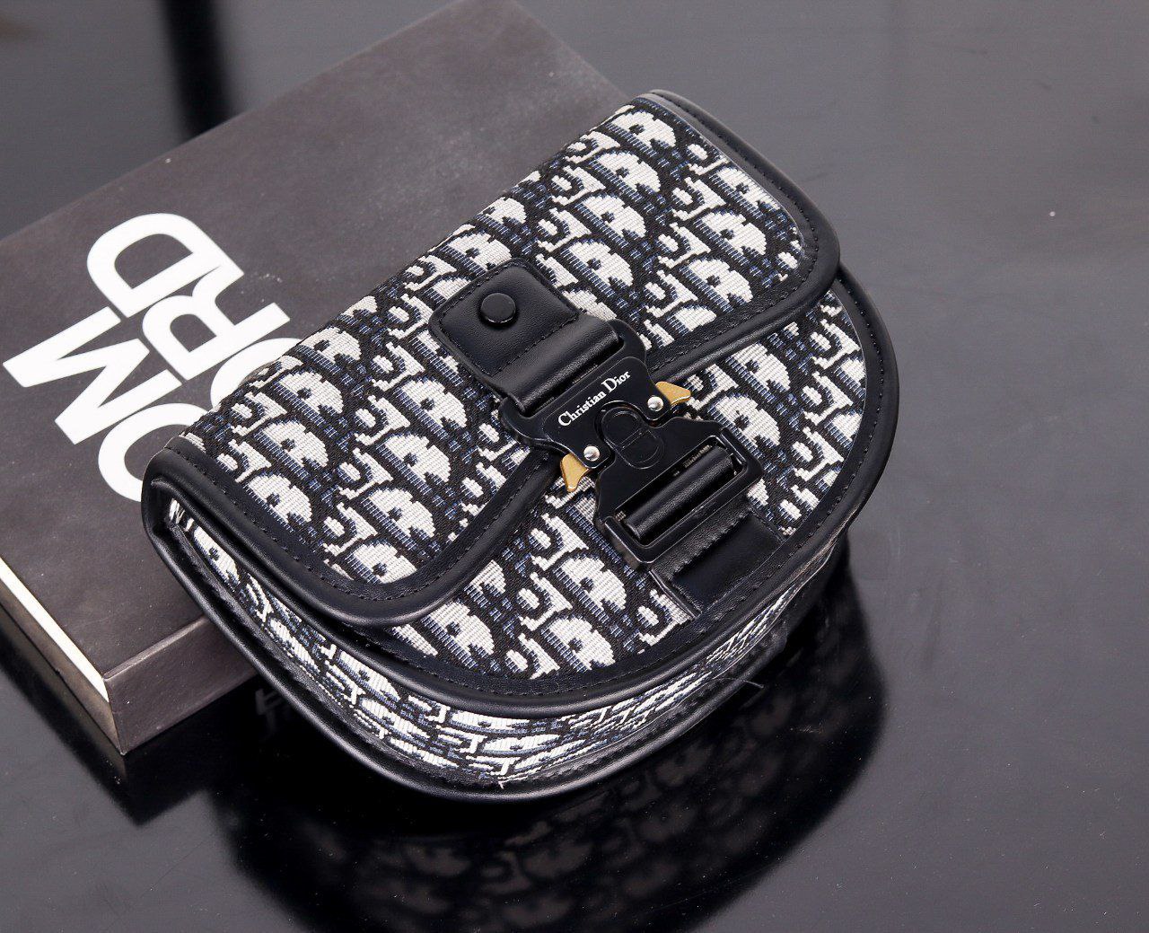 /public/uploads/photos/shares/Suzy bags/IMG_2585.jpeg